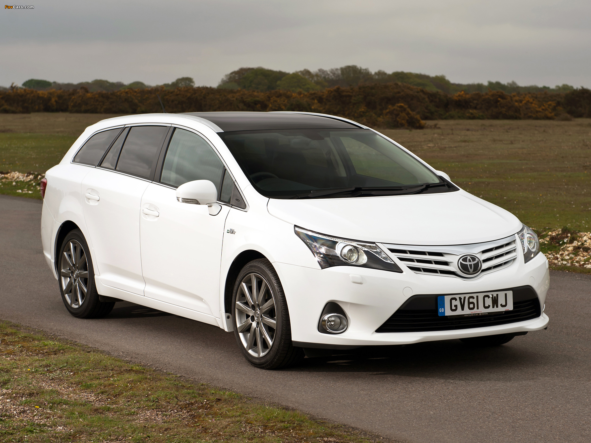toyota_avensis_touringsports_2009-2012